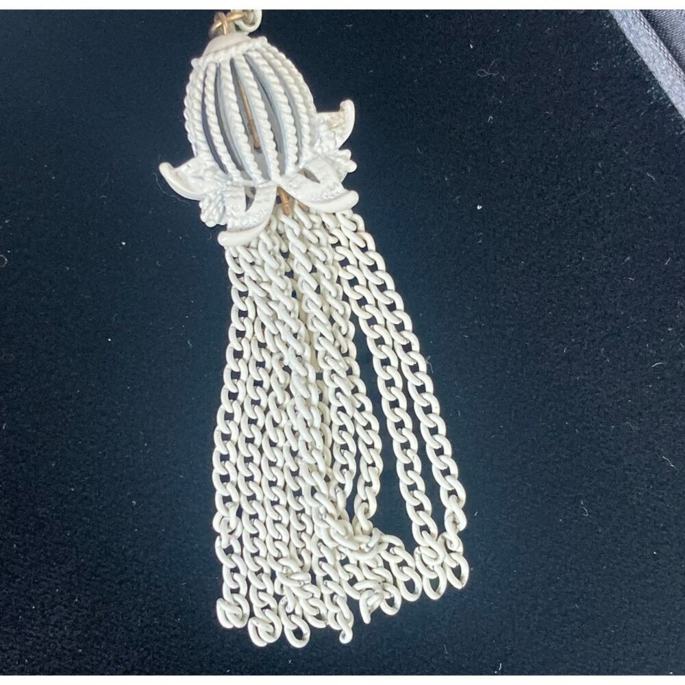 Vintage 70s Monet White Tassel Pendant Necklace Bird Cage Look Feminine 25 inch - Picture 2 of 8